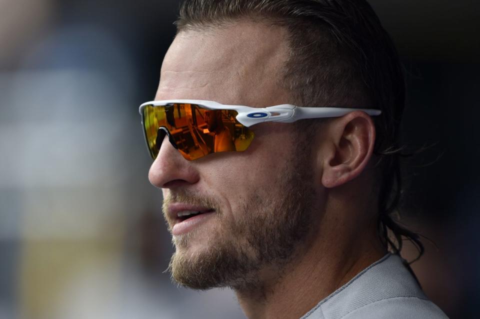 Josh Donaldson de los Toronto Blue Jays en el banquillo antes del partido de béisbol contra los Philadelphia Phillies del domingo 27 de mayo de 2018 jugado en Filadelfia (AP).