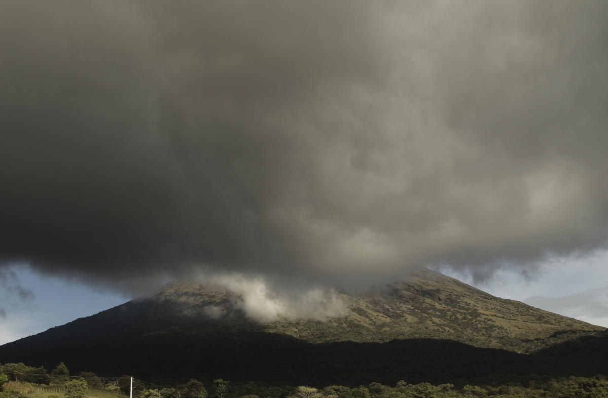 Volcano begins to erupt in eastern El Salvador