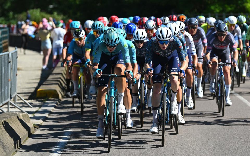 The peloton close on the finish