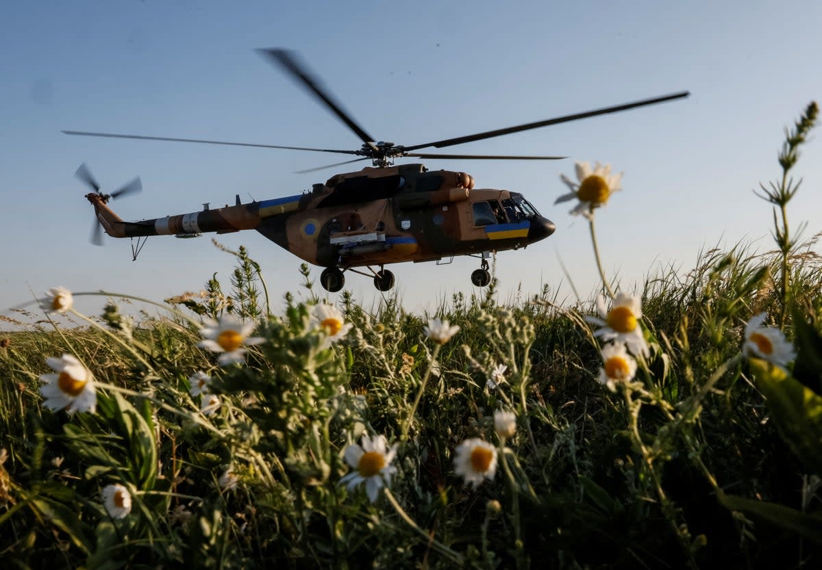 A Ukrainian military helicopter takes off to carry out a mission during military drills in the north of Ukraine, 1 June 2023 (Reuters/Gleb Garanich)