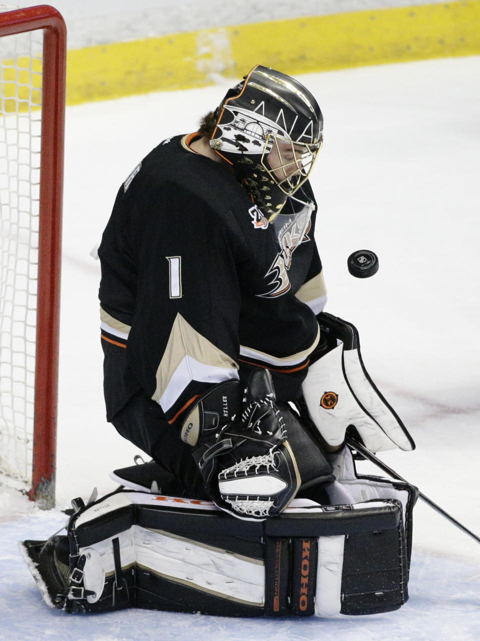 Anaheim Ducks goalie Jonas Hiller, of Switzerland, makes a save during the first period of an NHL hockey game against the Winnipeg Jets, Tuesday, Jan. 21, 2014, in Anaheim, Calif. (AP Photo/Jae C. Hong)