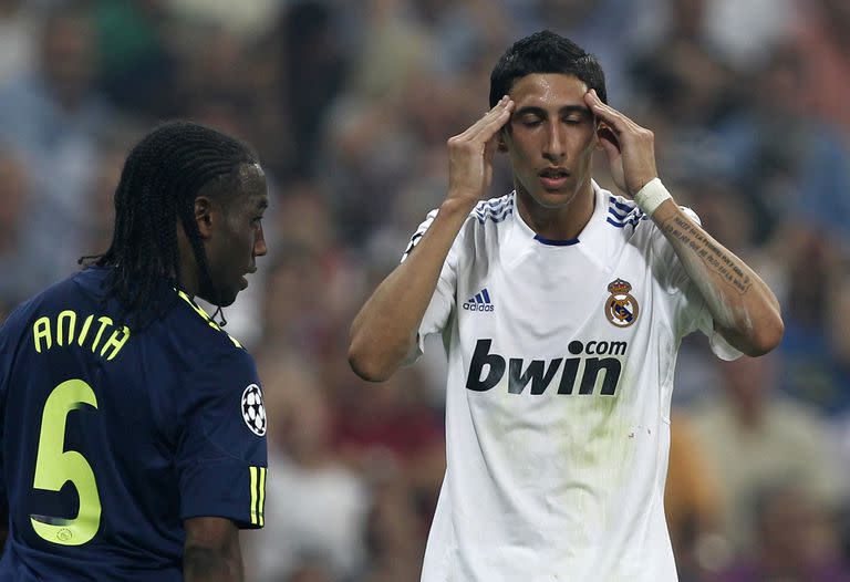 Vurnon Anita y Ángel Di María en un partido entre Ajax y Real Madrid, por la Champions 2010-11