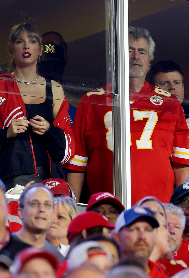 Taylor Swift shows up to second straight Chiefs game