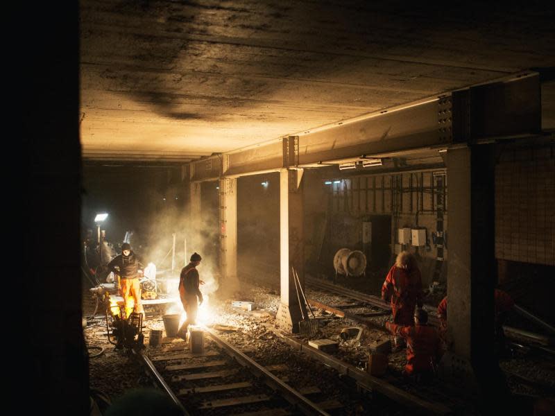 Gleisbauer erneuern Schienen in einem S-Bahn-Tunnel: Die Deutschen wünschen sich höhere Investitionen in den Nahverkehr. Foto: Felix Zahn/Archiv