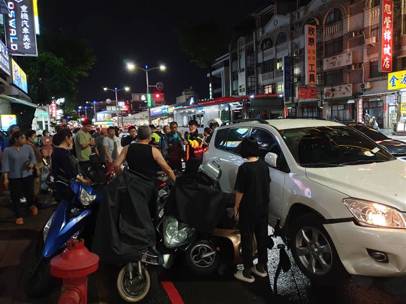 高雄市傳出休旅車撞倒路旁機車的事故。（圖／翻攝自記者爆料網）