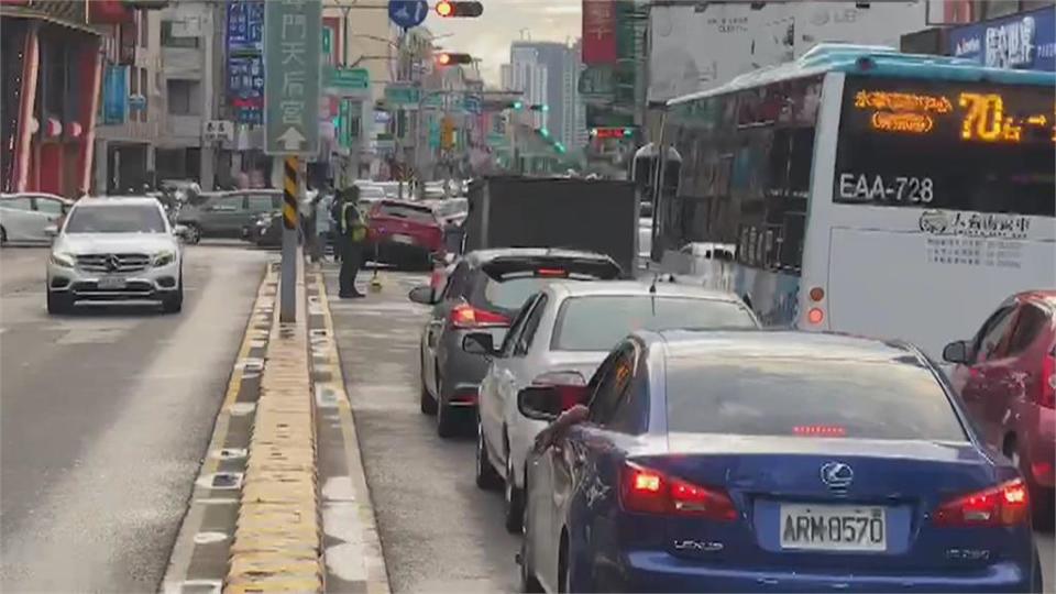 午後暴雨路面突塌陷　轎車經過輪胎直接「卡洞」