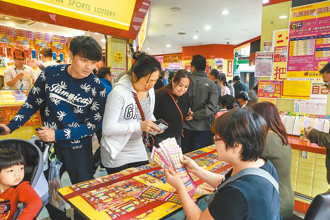 新年買彩券已成全民運動，台灣彩券總經理謝志宏表示，不少民眾已預購好大樂透、威力彩加碼期數，期望新年中大獎、博個好彩頭。（本報資料照片）