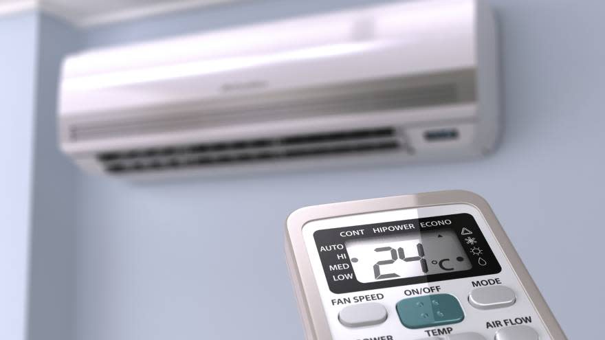Conviene fijar el termostato del aire acondicionado en24 grados.