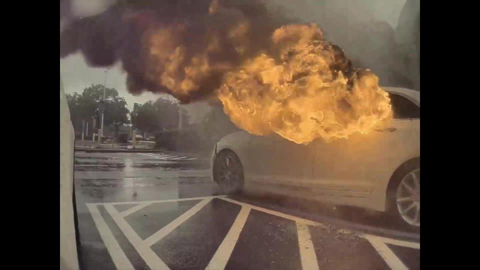 Oviedo shoppers rescue 2 kids from car fire, while mother shoplifts from mall, police say