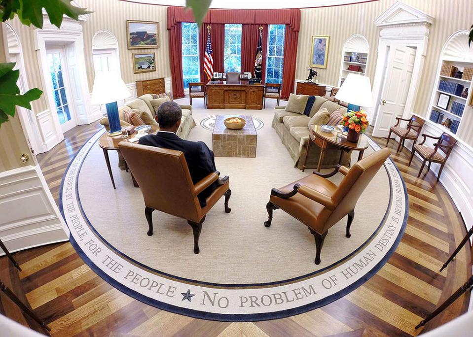 <p>29. August 2014: Präsident Obama liest kurz vor dem täglichen Präsidentenbriefing im Oval Office. </p>