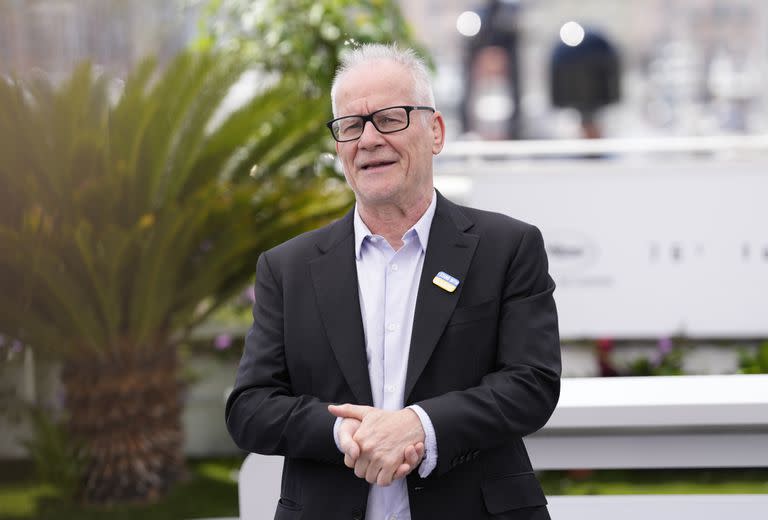 Thierry Fremaux, director del festival, utilizó una insignia en su vestimenta para destacar su apoyo a Ucrania en el conflicto armado frente a Rusia