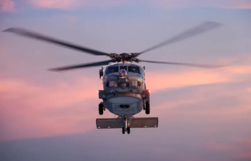 ▲澳洲指控自家一架海軍直升機，4日在黃海執行任務時，差點遭中國戰鬥機發射的照明彈擊中。（圖／翻攝自澳洲國防部）