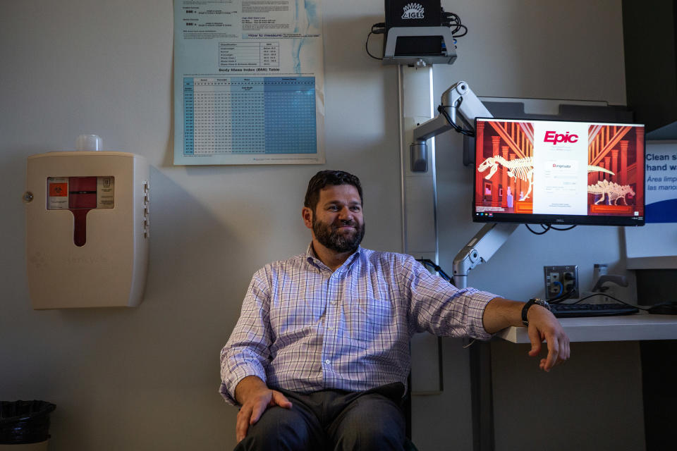 Robert Perez hijo, músico ganador de un Grammy e ingeniero de grabación, quien perdió la pierna derecha, en su trabajo como ingeniero de sonido en los estudios Redwood, en San Marcos, Texas, el 7 de diciembre de 2023. (Kaylee Greenlee/The New York Times)
