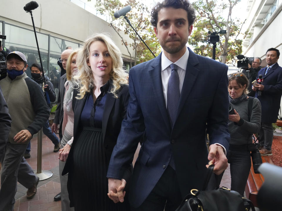 Elizabeth Holmes, ex directora ejecutiva de Theranos, llega al tribunal federal en el edificio Robert F. Peckham para que se le dicte sentencia tras ser declarada culpable de cuatro cargos de fraude, en San Jose, California, el 18 de noviembre de 2022. (Jim Wilson/The New York Times)