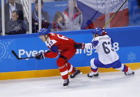 Ice Hockey – Pyeongchang 2018 Winter Olympics – Men Preliminary Round Match – Czech Republic v South Korea - Gangneung Hockey Centre, Gangneung, South Korea – February 15, 2018 - Park Jin-kyu of South Korea pulls on the jersey of Czech Republic's Lukas Radil. REUTERS/Brian Snyder