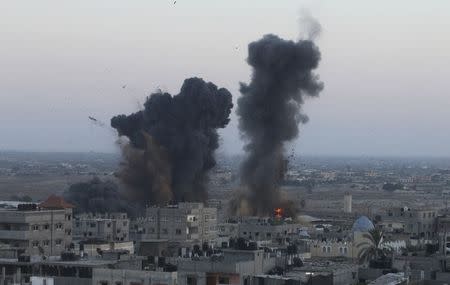 Smoke and flames are seen following what witnesses said were Israeli air strikes in Rafah in the southern Gaza Strip July 9, 2014. REUTERS/Ibraheem Abu Mustafa