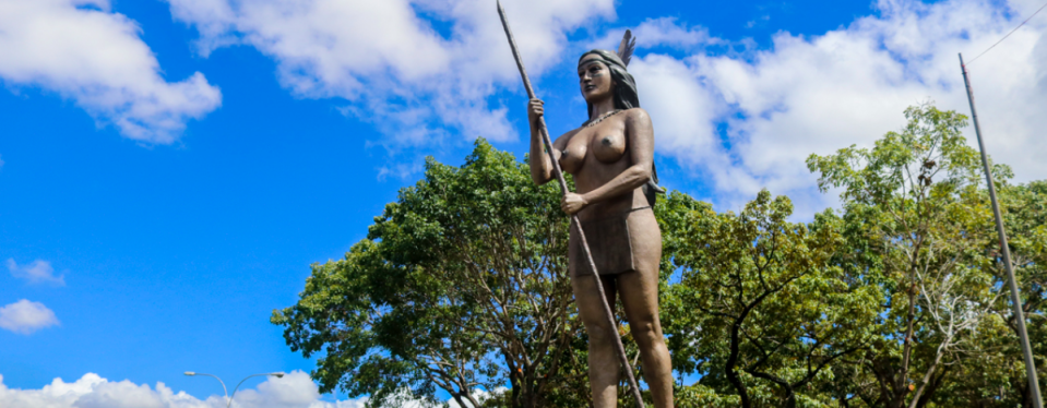 No se sabe cuánto costó la estatua de Apacuana, que mide siete metros y pesa 1.200 kilos, creada en resina por el escultor Giovanny Gardelliano. (Foto captura de pantalla Alcaldía de Caracas)