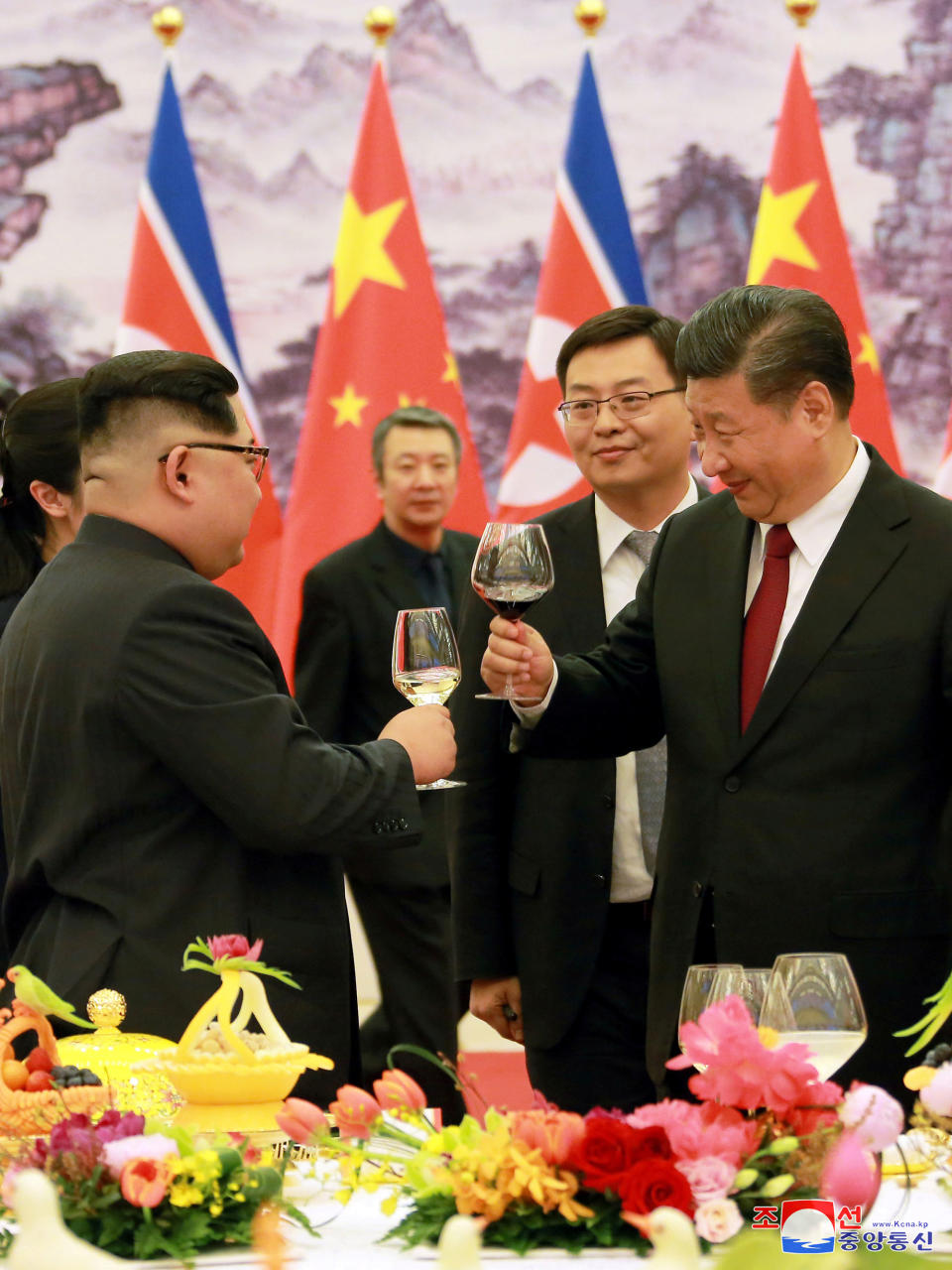 <p>North Korean leader Kim Jong Un toasts with Chinese President Xi Jinping in Beijing, as he paid an unofficial visit to China, in this undated photo released by North Korea’s Korean Central News Agency (KCNA) in Pyongyang March 28,2018. (Photo: KCNA/via Reuters) </p>