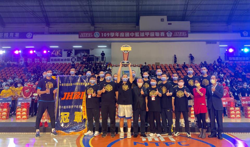 安康高中國中部奪得國中籃球甲級聯賽冠軍。