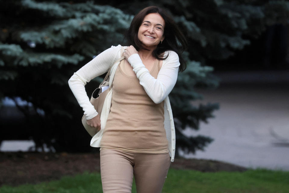 Sheryl Sandberg, COO Meta, menghadiri Konferensi Media tahunan Allen and Co. Sun Valley, di Sun Valley, Idaho, AS, 6 Juli 2022. REUTERS/Brendan McDermid