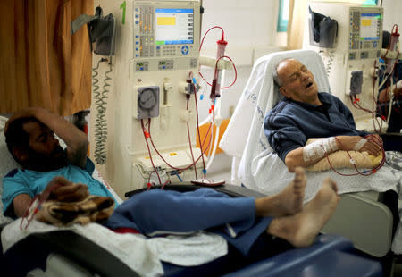 Palestinian patients undergoe kidney dialysis at Shifa hospital in Gaza City. REUTERS/Mohammed Salem