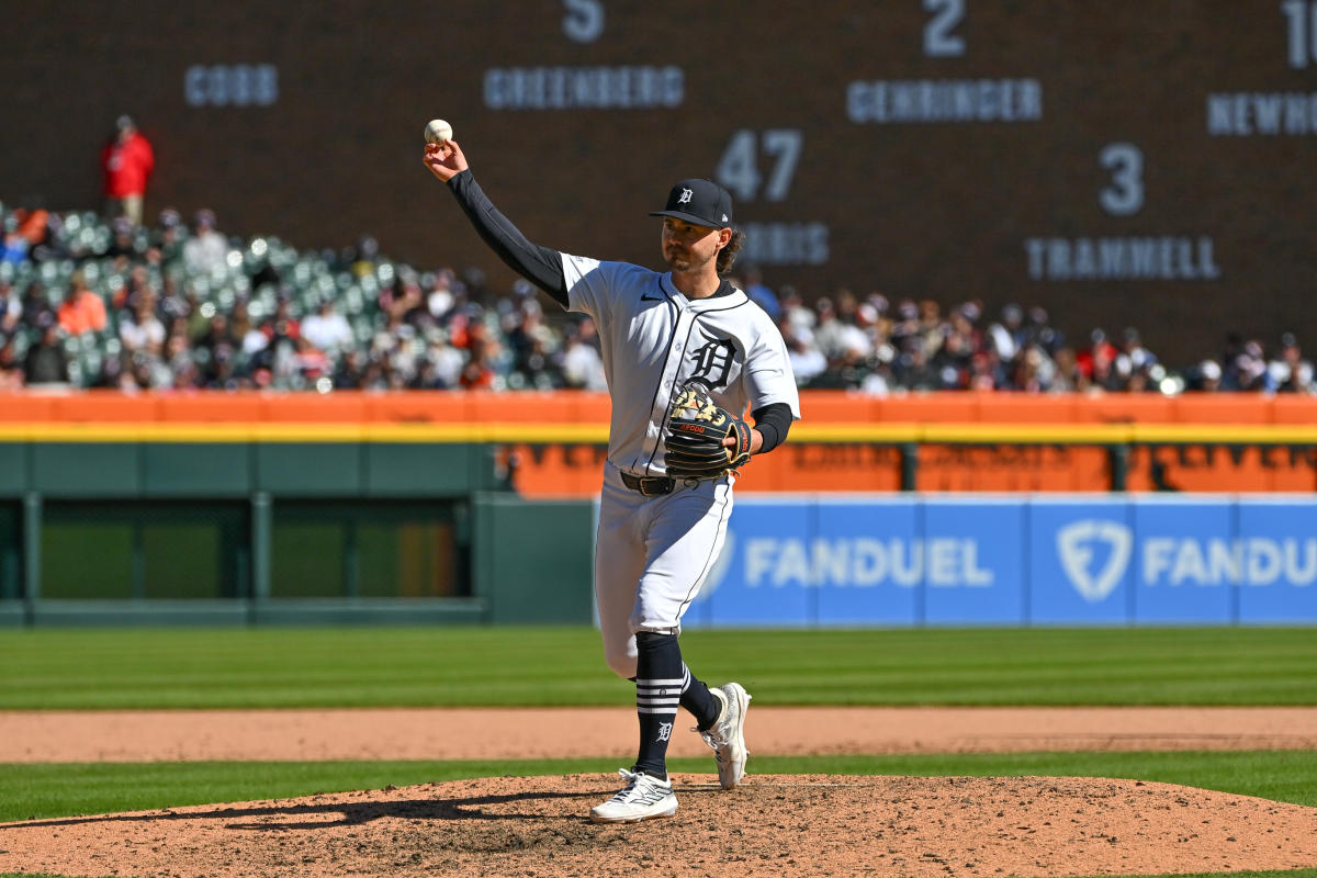 Zach McKinstry of the Tigers struggles on both offense and defense against the Twins