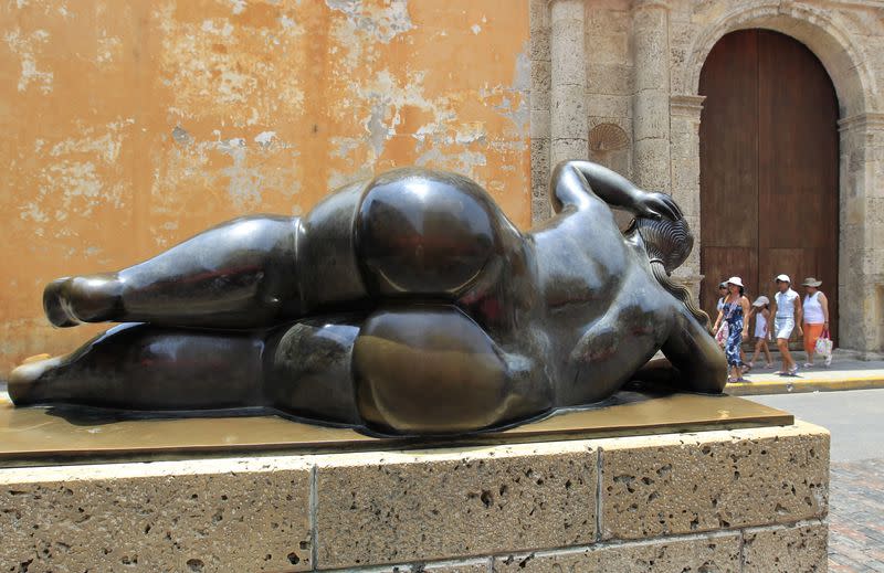 Foto de archivo. Turistas pasan junto a una escultura de Fernando Botero en el casco antiguo de la ciudad de Cartagena