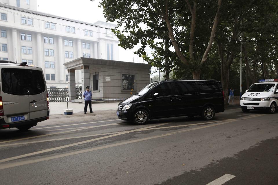 A minivan believed to be carrying disgraced Chinese politician Bo arrives at the Jinan Intermediate People's Court, in Jinan