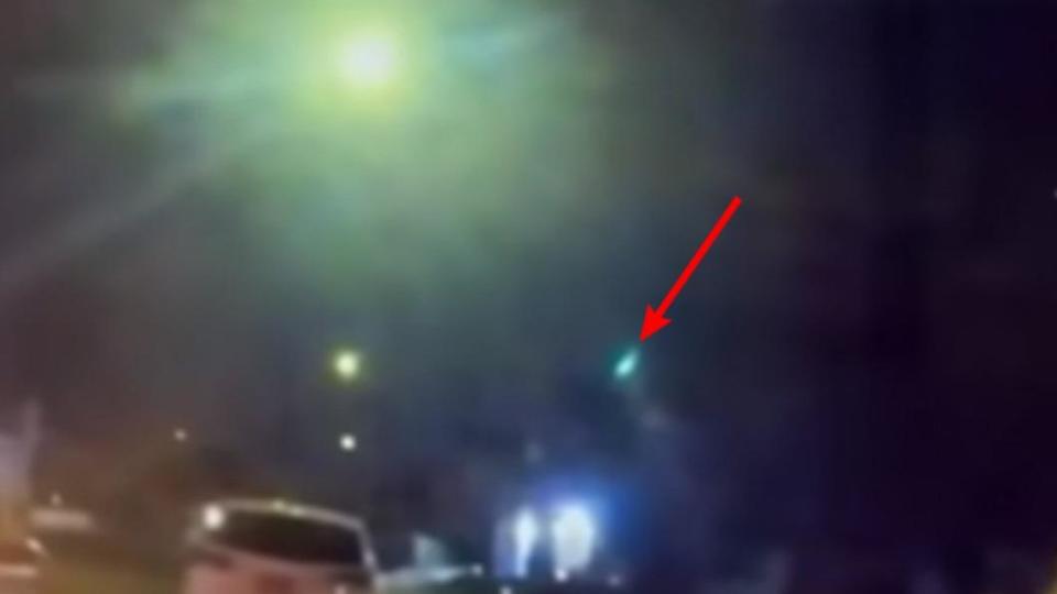 警方密錄器拍下綠光閃過夜空。（圖／翻攝自@VanLitsenborgh6　Twitter）