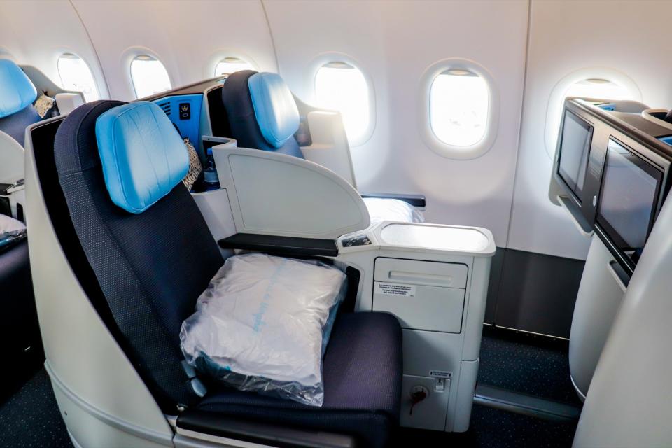 Onboard La Compagnie's Airbus A321neo — La Compagnie Airbus A321neo Tour