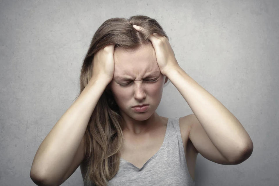 <strong>女子因長期有頭痛毛病，每天會吃10-12顆吃止痛藥緩解，導致肝功能異常。（示意圖／photoAC）</strong>