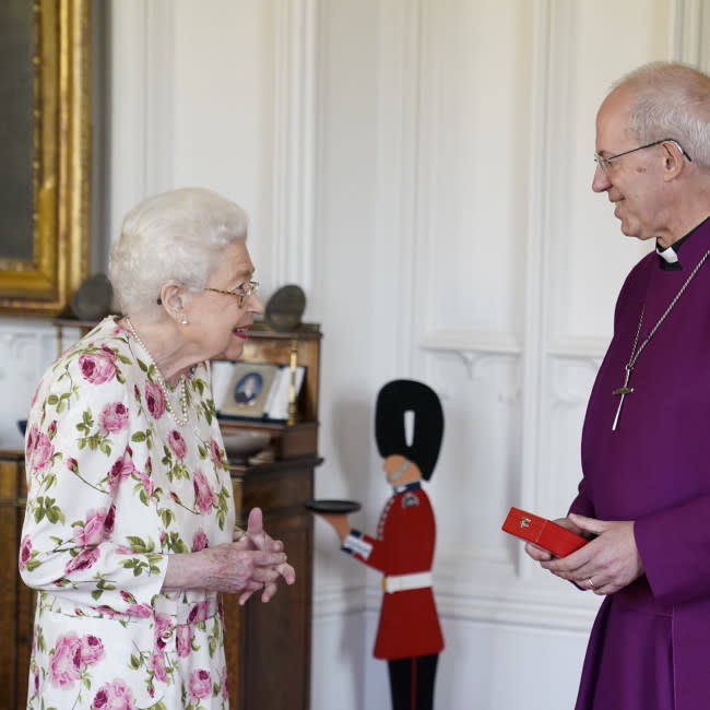 Isabel II y el arzobispo de Canterbury credit:Bang Showbiz