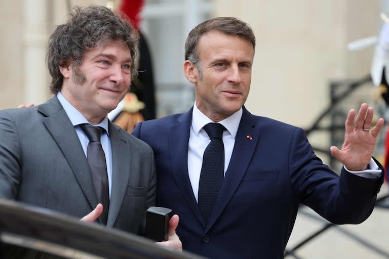 El presidente de Argentina, Javier Milei (I), es saludado por el presidente de Francia, Emmanuel Macron, a su llegada antes de su reunión en el palacio presidencial del Elíseo en París, el 26 de julio de 2024. (Foto de Ludovic MARIN / AFP)