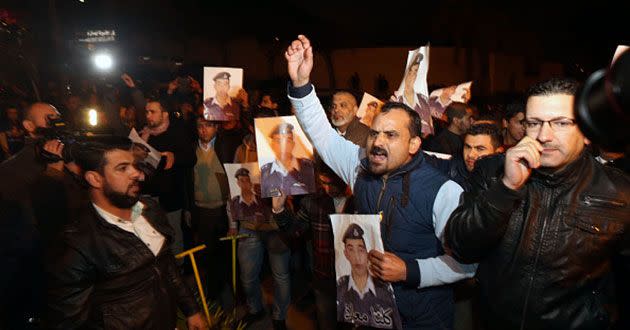 Jordanians react to the release of a video showing a young pilot being burned alive. Source: Getty.