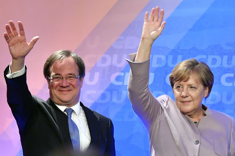 El candidato de los dermócratacristianos de Alemania, Armin Laschet, junto con la canciller Angela Merkel en Oelde, Alemania, el 27 de abril del 2021