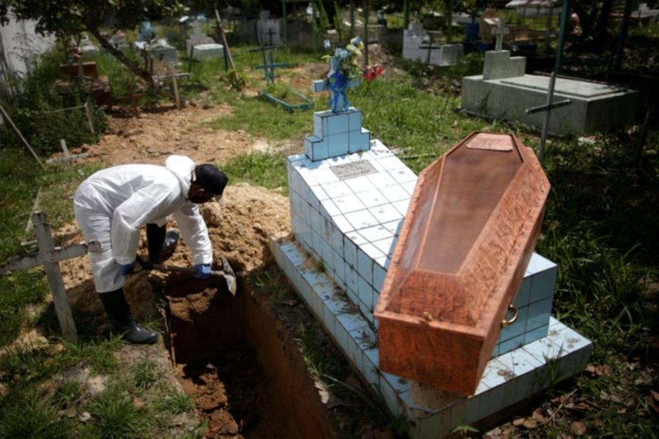 El caso de contagios y fallecimientos en la región no deja de aumentar. En la imagen, un sepulturero entierra a Edivaldo da Silva, de 77 años, fallecido por coronavirus, en un cementerio del municipio de Breves, en la isla de Marajó. (Foto: Uesley Marcelino / Reuters).