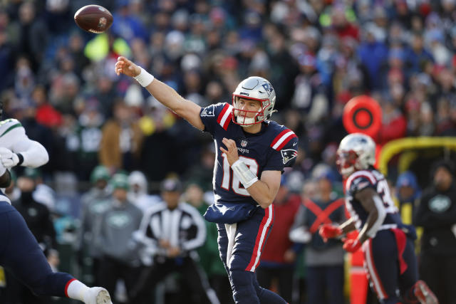 FOX2000010203 - 02 JANUARY 2000 - FOXBORO, MASSACHUSETTS, USA: The New  England Patriots Troy Brown makes one his several big yardage punt returns  against the Baltimore Ravens, January 2, at Foxboro Stadiumin