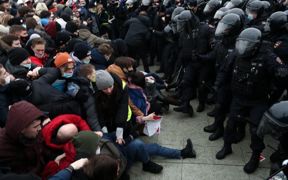 Protesters clash with riot police during an unauthorized rally in support of Russian opposition activist Alexei Navalny in Moscow - Mikhail Tereshchenko /TASS