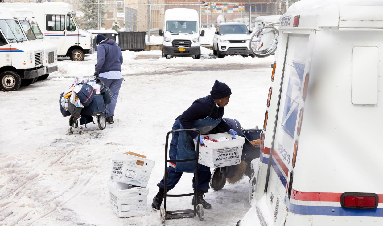 <p>A century-old tradition from the US Postal Service connects letters to Santa Claus with volunteers to help fulfill their Christmas wishes, during a pandemic that has upended the lives of millions of American families.</p> (EPA)