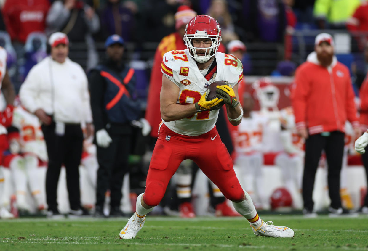 Travis Kelce, ala cerrada de los Kansas City Chiefs, rompió la marca de recepciones en postemporada en el Juego de Campeonato de la AFC, ante los Baltimore Ravens. (Foto de Patrick Smith/Getty Images)