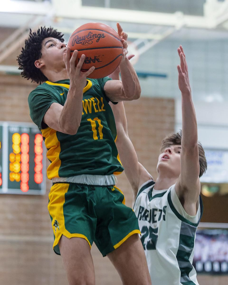 Howell's Jaylen Hicks, who scored a game-high 26 points, drives past Williamston's Hudson Hunt during the Highlanders' 64-49 victory on Tuesday, Dec. 6, 2022.