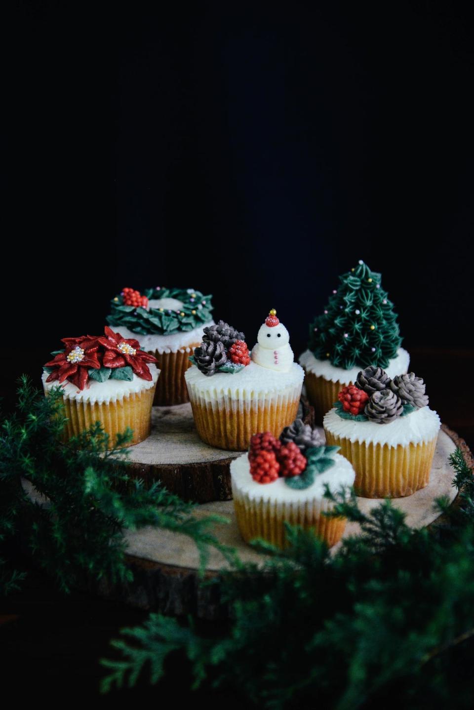 「聖誕擠花杯子蛋糕」運用韓式擠花技巧，裝飾耶誕紅、雪人、松果、聖誕樹、花圈，豐富熱鬧（1,500元／組，6入，需預定）。（味蕾尖兒提供）