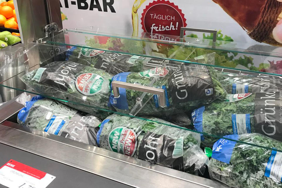 <p>Salatbars überschlagen sich gern mit einem besonders reichhaltigen Angebot. Nicht so bei diesem Rewe. Nicht einmal geschnitten war das Grünzeug, das Twitter-Nutzerin Nina da vorfand. „Jeden Montag hole ich mir einen Salat fürs Büro. Heute dann wohl nicht“, schrieb sie nach dem Blick in die Salatbar. „Grünkohl lässt sich roh doch recht schlecht essen. Fällt das Mittagessen heute wohl aus.“ Das Twitter-Team von Rewe reagierte: „Wir hoffen, du musstest heute nicht all zu sehr hungern. In welchem Markt ist dir das denn passiert? Schreibe uns das doch bitte in eine DM mit deiner E-Mail-Adresse.“ (Bild: Twitter/Shigeako) </p>