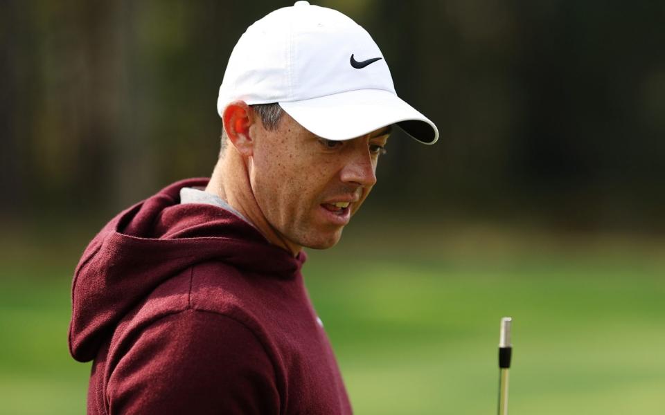 Rory McIlroy patrzy na koniec swojego złamanego kija z otwartymi ustami