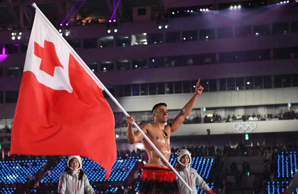 <p>Andere Nationen hingegen schicken einen einzigen Athleten ins Rennen. Hier etwa Tonga mit dem nicht zuletzt aufgrund seiner Kleidung weit bekannten Pita Taufatofua. (Bild: Getty Images) </p>