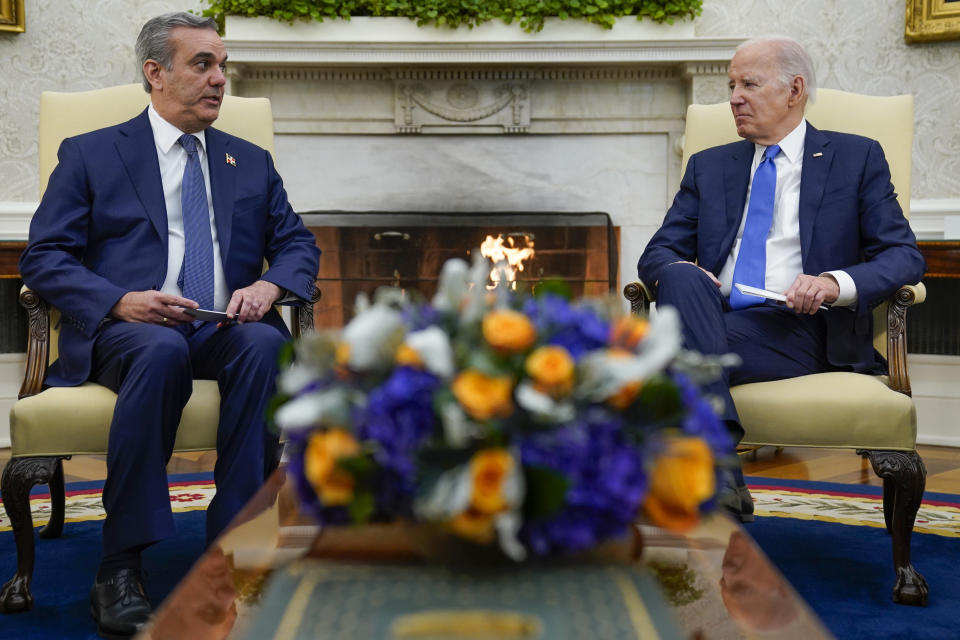 El presidente estadounidense Joe Biden se reúne con su homólogo dominicano Luis Abinader en la Oficina Oval de la Casa Blanca, el jueves 2 de noviembre de 2023, en Washington. (AP Foto/Evan Vucci)