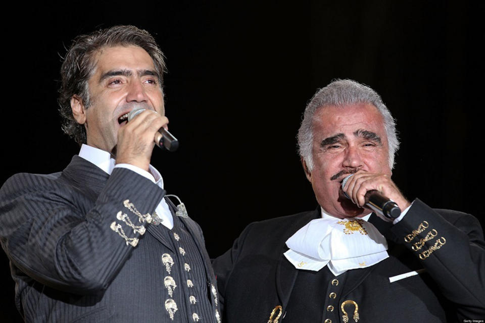 Alejandro Fernández con Vicente Fernández cantando juntos 