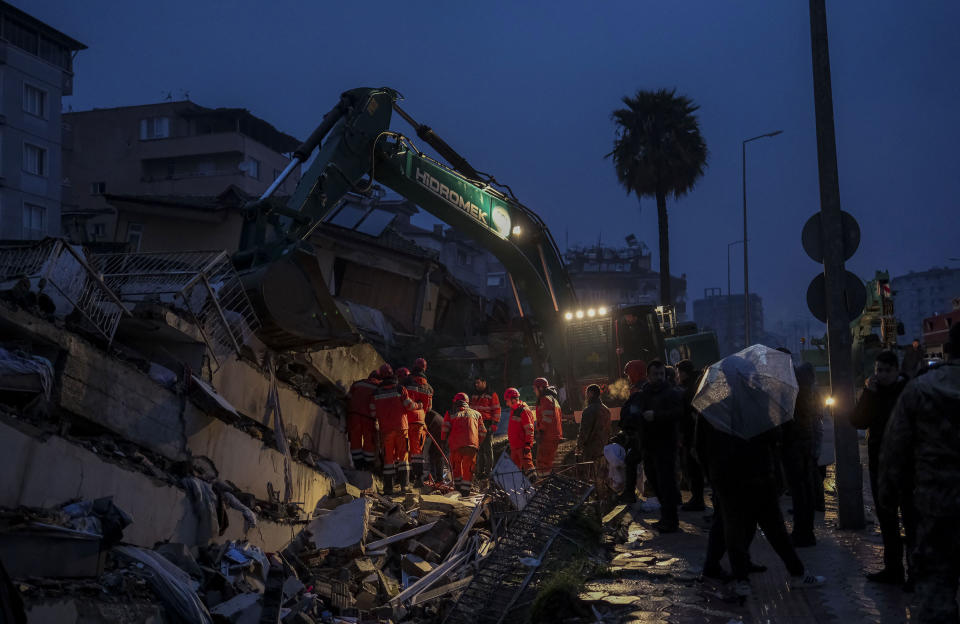 People mourn as rescue efforts continue at collapsed building in Hatay, Turkey.<span class="copyright">Ercin Erturk—Anadolu Agency/Getty Images</span>