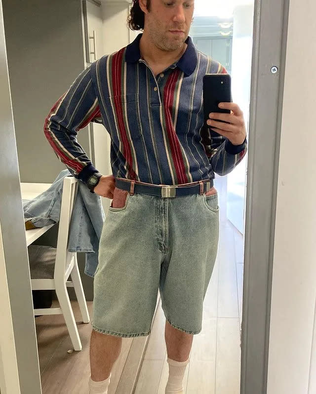 Seth präsentierte sich auf einem Selfie aus seinem Wohnwagen in einem weiteren 90er Jahre-Outfit. Foto: Instagram/sethrogen.