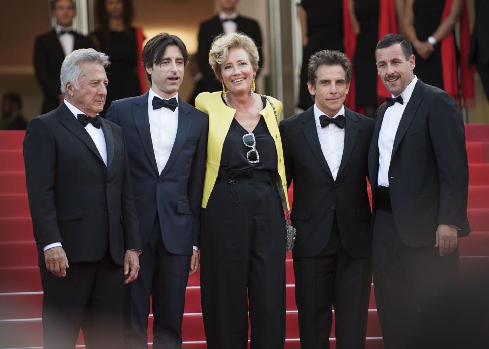 Dustin Hoffman, Regisseur Noah Baumbach, Emma Thompson, Ben Stiller und Sandler (v.l.n.r.) zeigen sich auf dem roten Teppich in Cannes gut gelaunt. (Bild: Arthur Mola/Invision/AP)